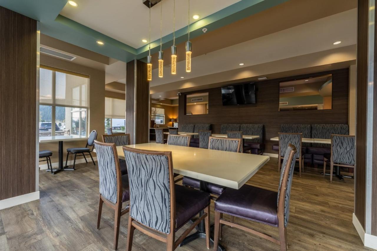 Holiday Inn Express Golden-Kicking Horse By Ihg Экстерьер фото