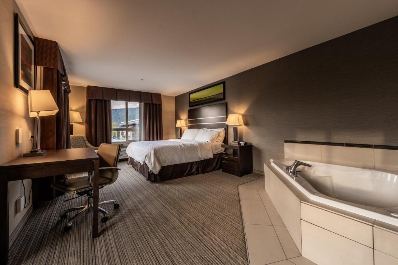Holiday Inn Express Golden-Kicking Horse By Ihg Экстерьер фото