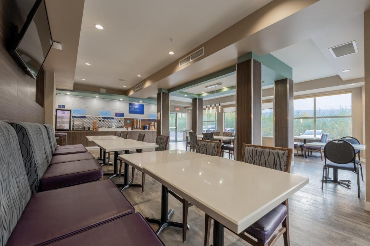 Holiday Inn Express Golden-Kicking Horse By Ihg Экстерьер фото