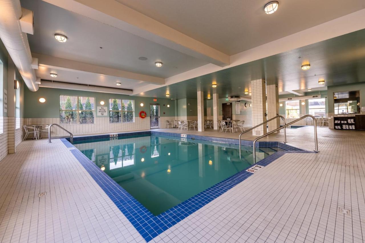 Holiday Inn Express Golden-Kicking Horse By Ihg Экстерьер фото