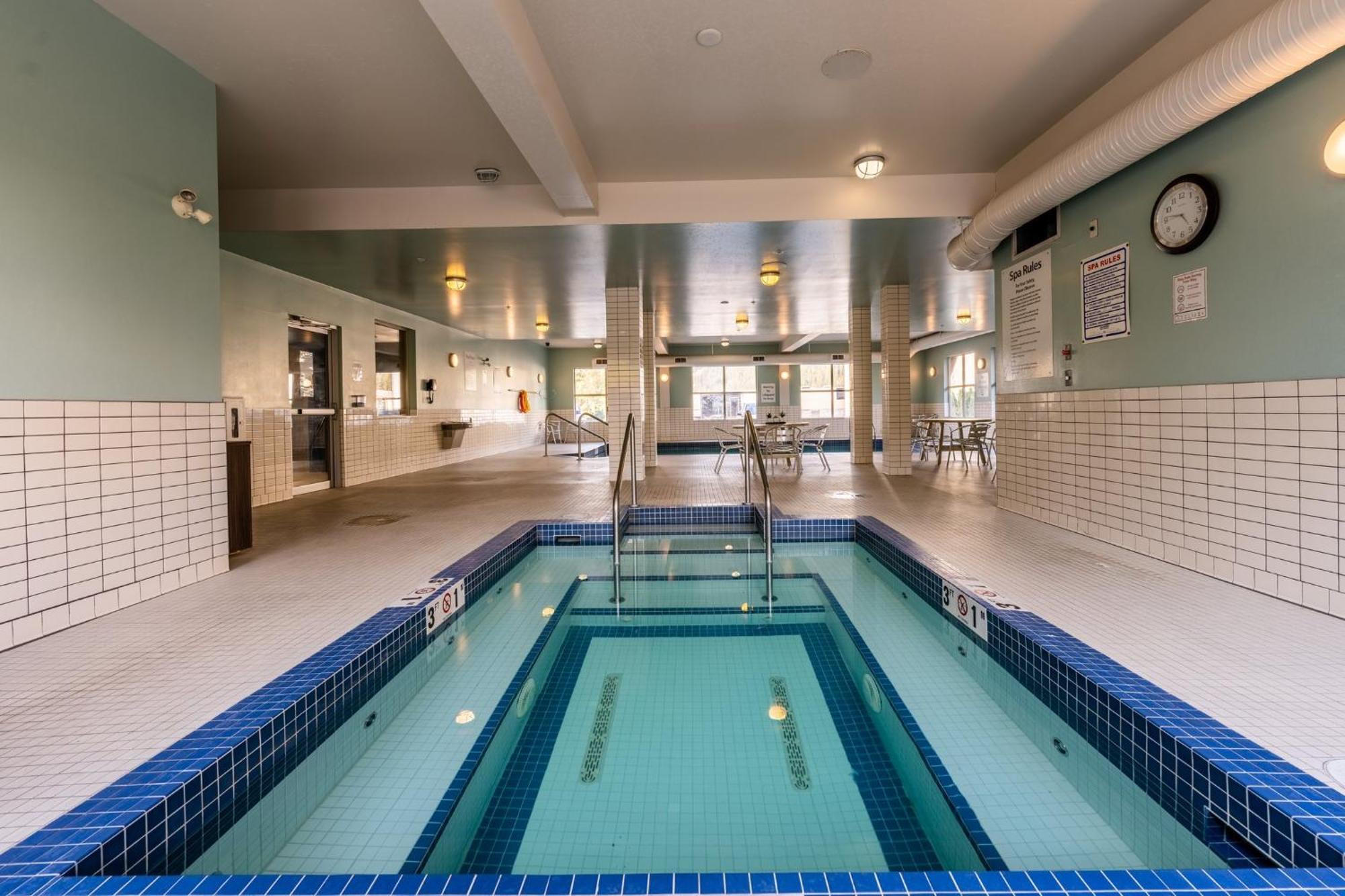 Holiday Inn Express Golden-Kicking Horse By Ihg Экстерьер фото