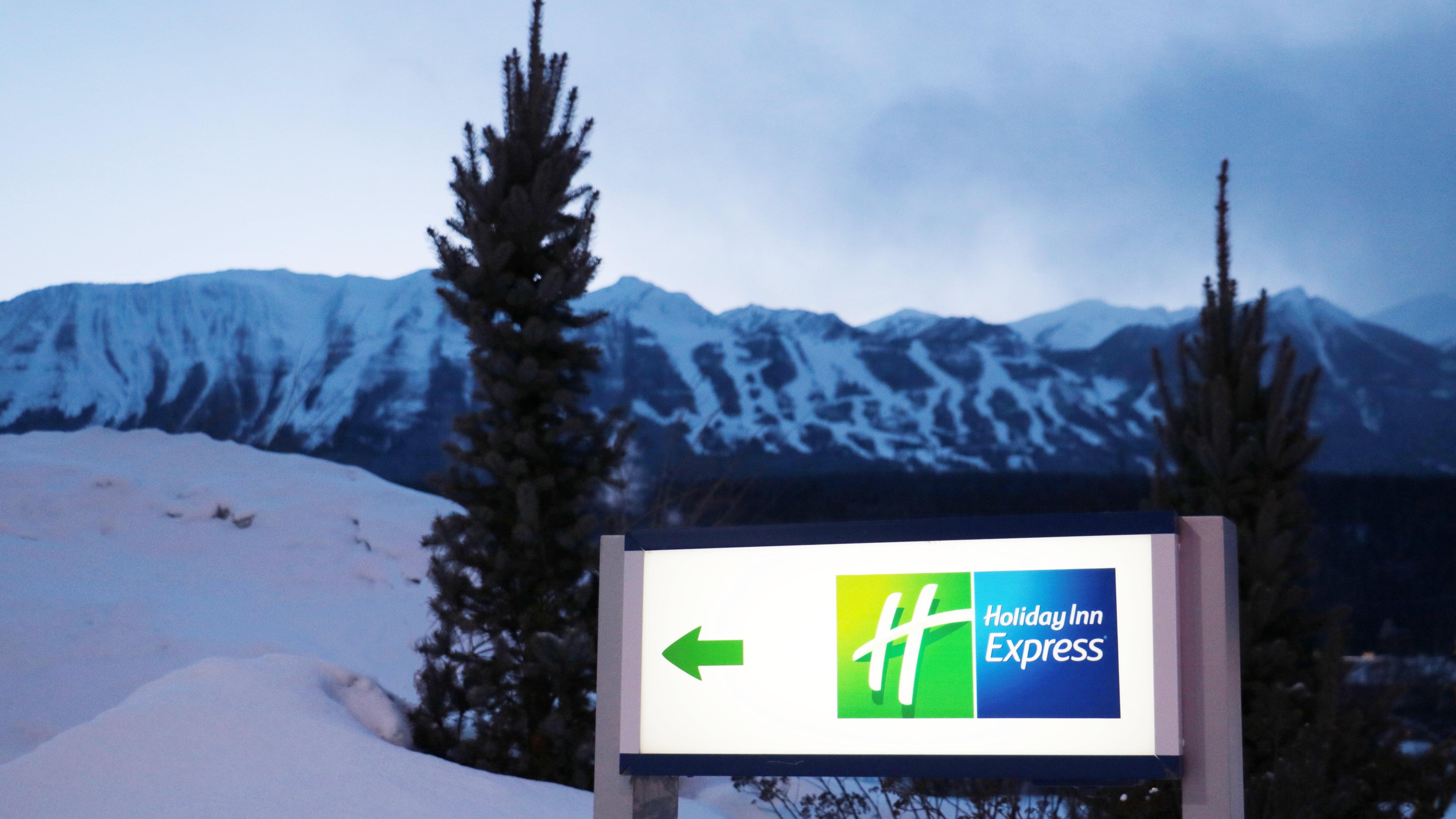 Holiday Inn Express Golden-Kicking Horse By Ihg Экстерьер фото