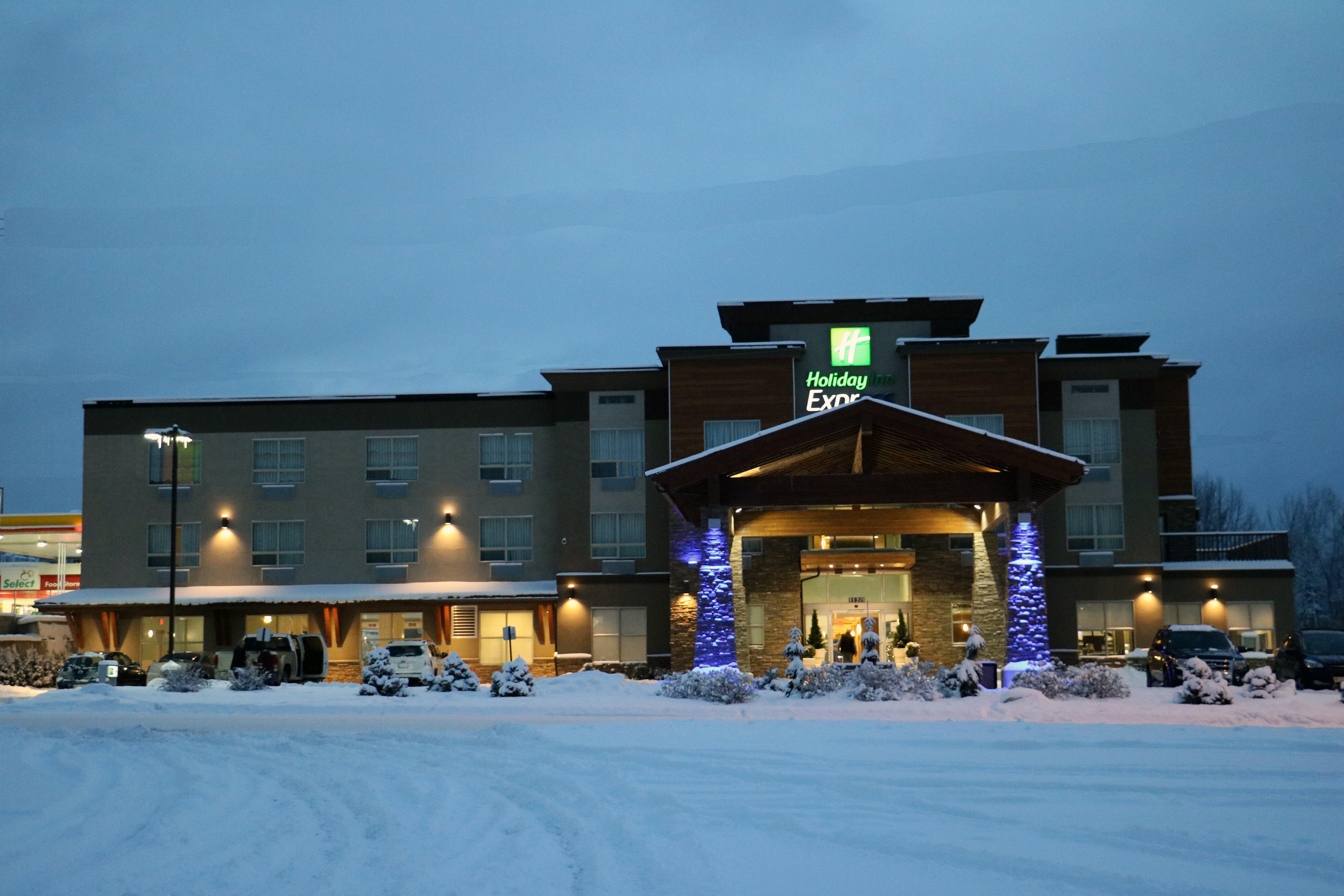 Holiday Inn Express Golden-Kicking Horse By Ihg Экстерьер фото
