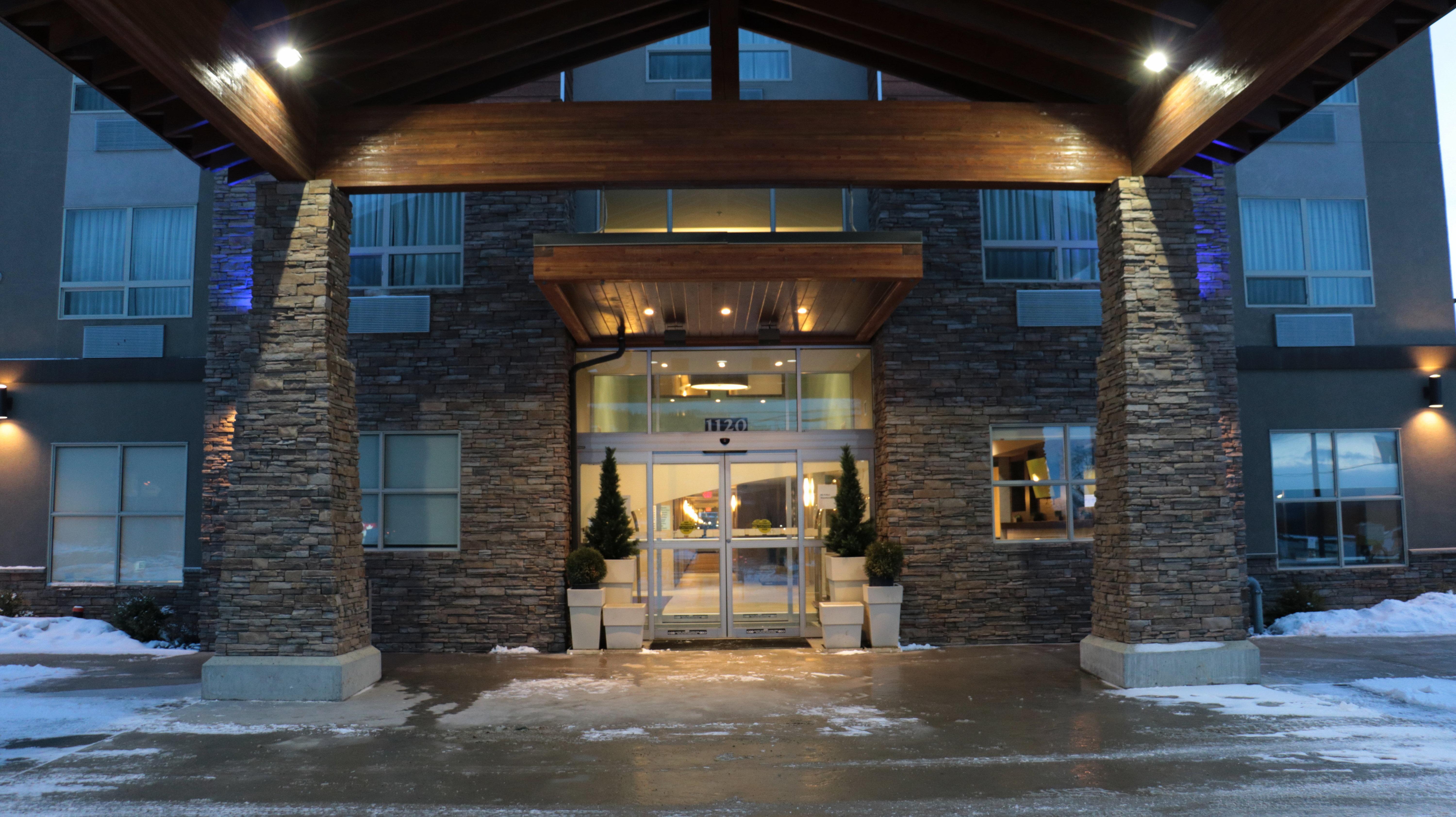 Holiday Inn Express Golden-Kicking Horse By Ihg Экстерьер фото