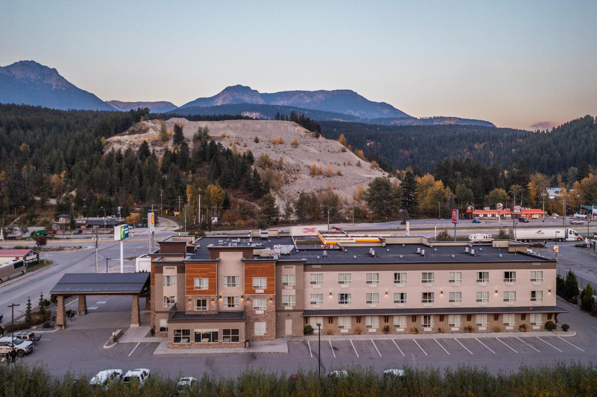 Holiday Inn Express Golden-Kicking Horse By Ihg Экстерьер фото