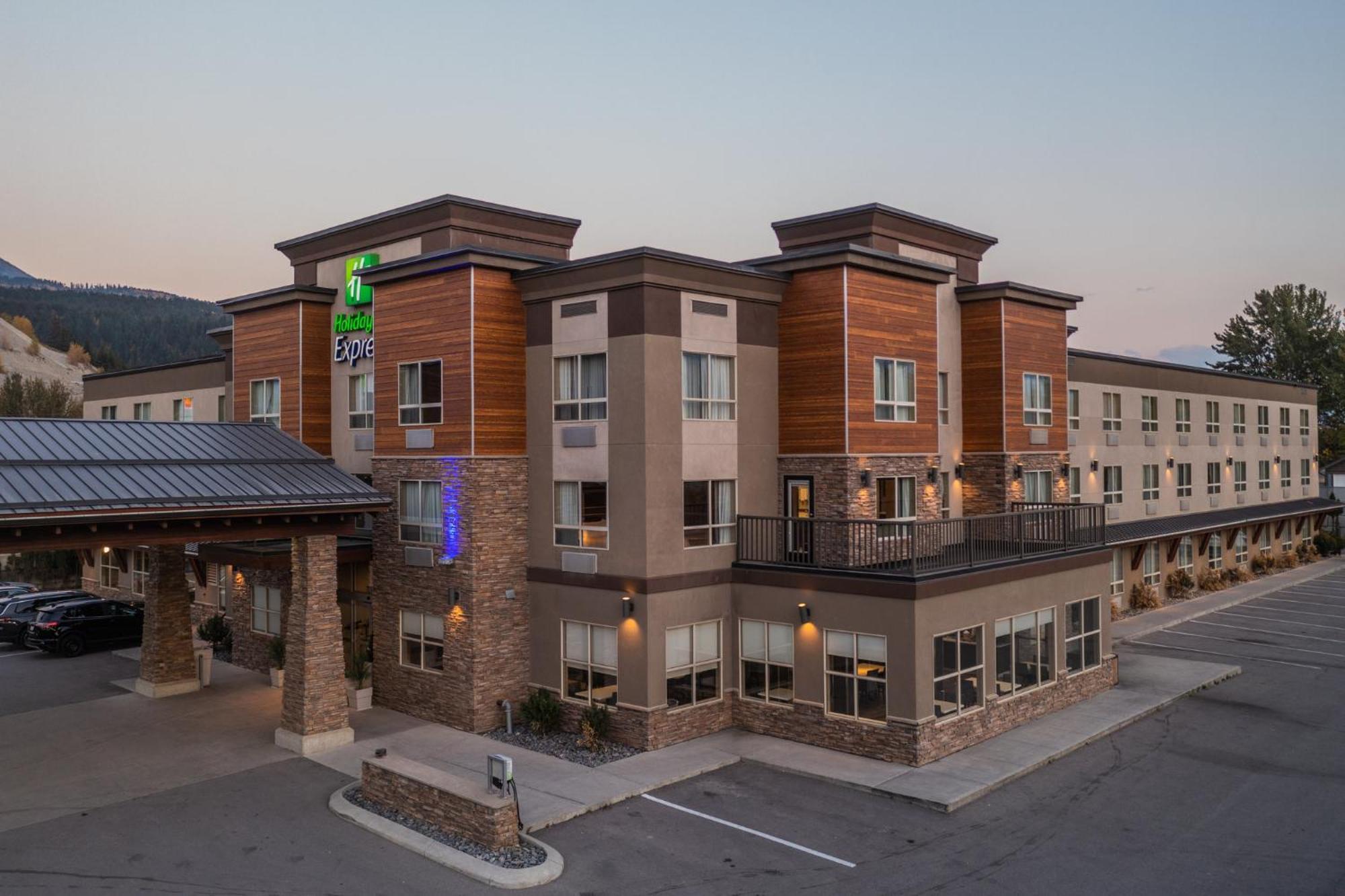 Holiday Inn Express Golden-Kicking Horse By Ihg Экстерьер фото