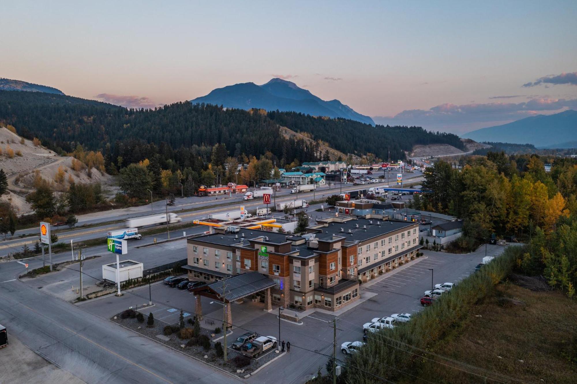 Holiday Inn Express Golden-Kicking Horse By Ihg Экстерьер фото